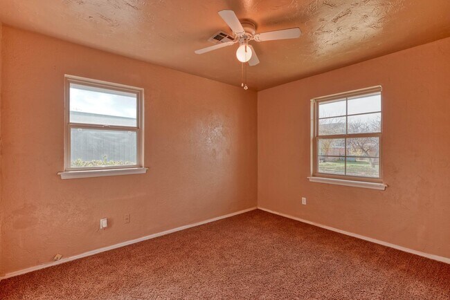 Building Photo - 204 Vickie Dr
