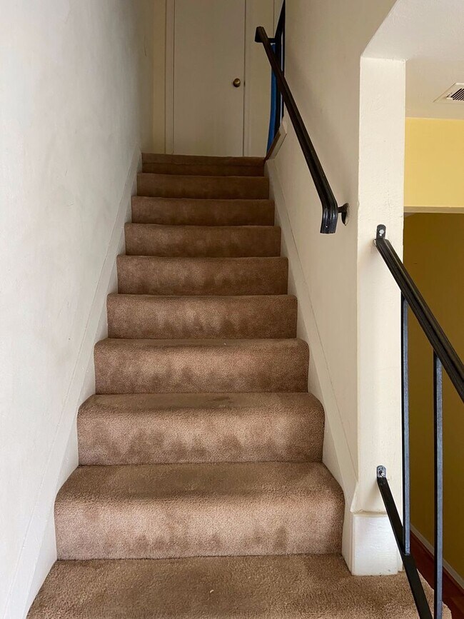 Building Photo - 2BD/1.5BA  Brick Townhouse  Washer/ Dryer Included!