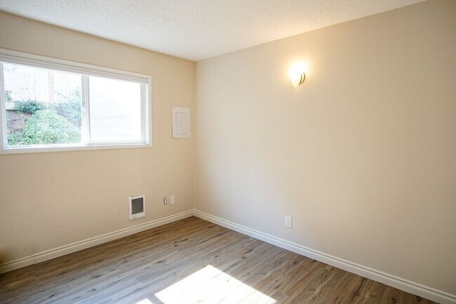Building Photo - Great Refurbished Light & Bright 2Bed w/Private Entrance & Parking!
