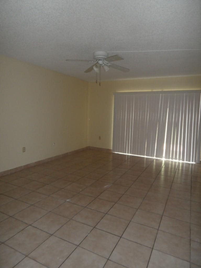 Building Photo - 221 Palm Cir E