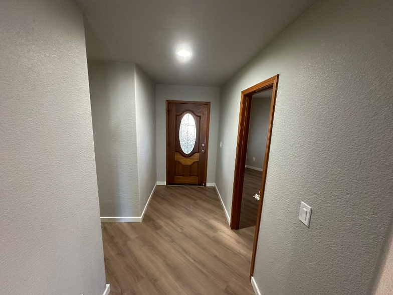 Building Photo - 1917 Trumpet Dr