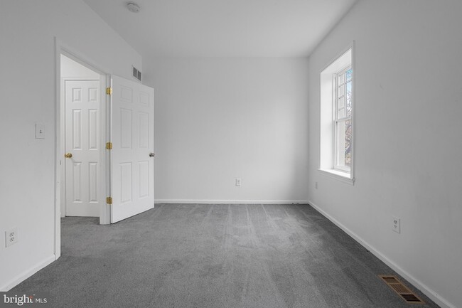 Building Photo - 609 W 9th St