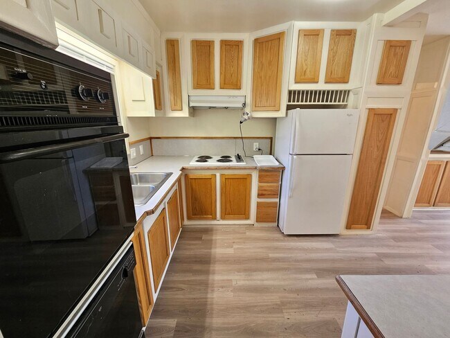 Building Photo - Comfortable 3/Bed-2 Bath Home with a Deck and Fenced Backyard