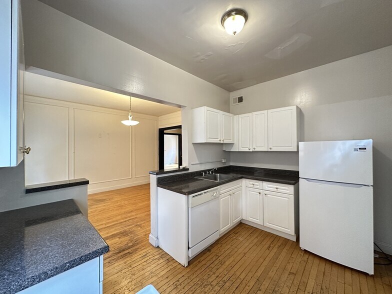 Building Photo - 1312 Oak Ave