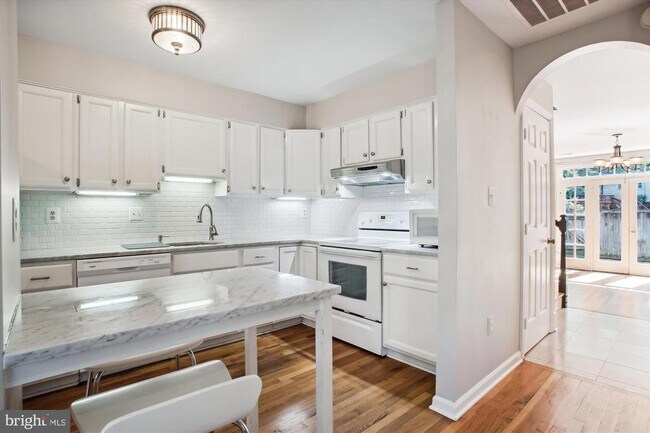 Building Photo - 450 W Glebe Rd