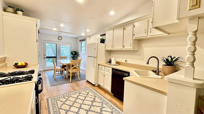 Building Photo - 2 Bedroom 1 Bathroom in Columbia with bonu...