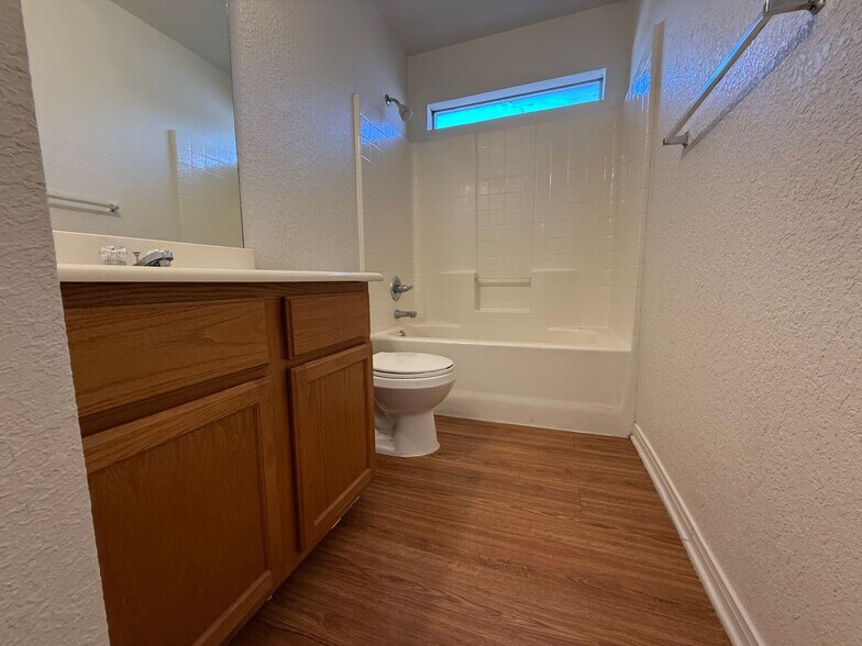 Building Photo - 1403 Dugger Cir