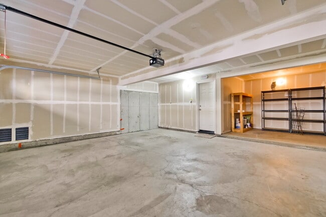 Building Photo - Large, Bright and Beautiful 3BR/2.5BA/2,195sf home in great condition!