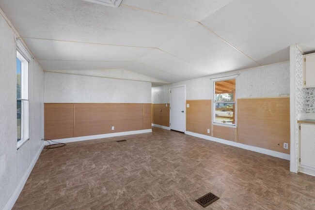 Building Photo - Large manufactured home