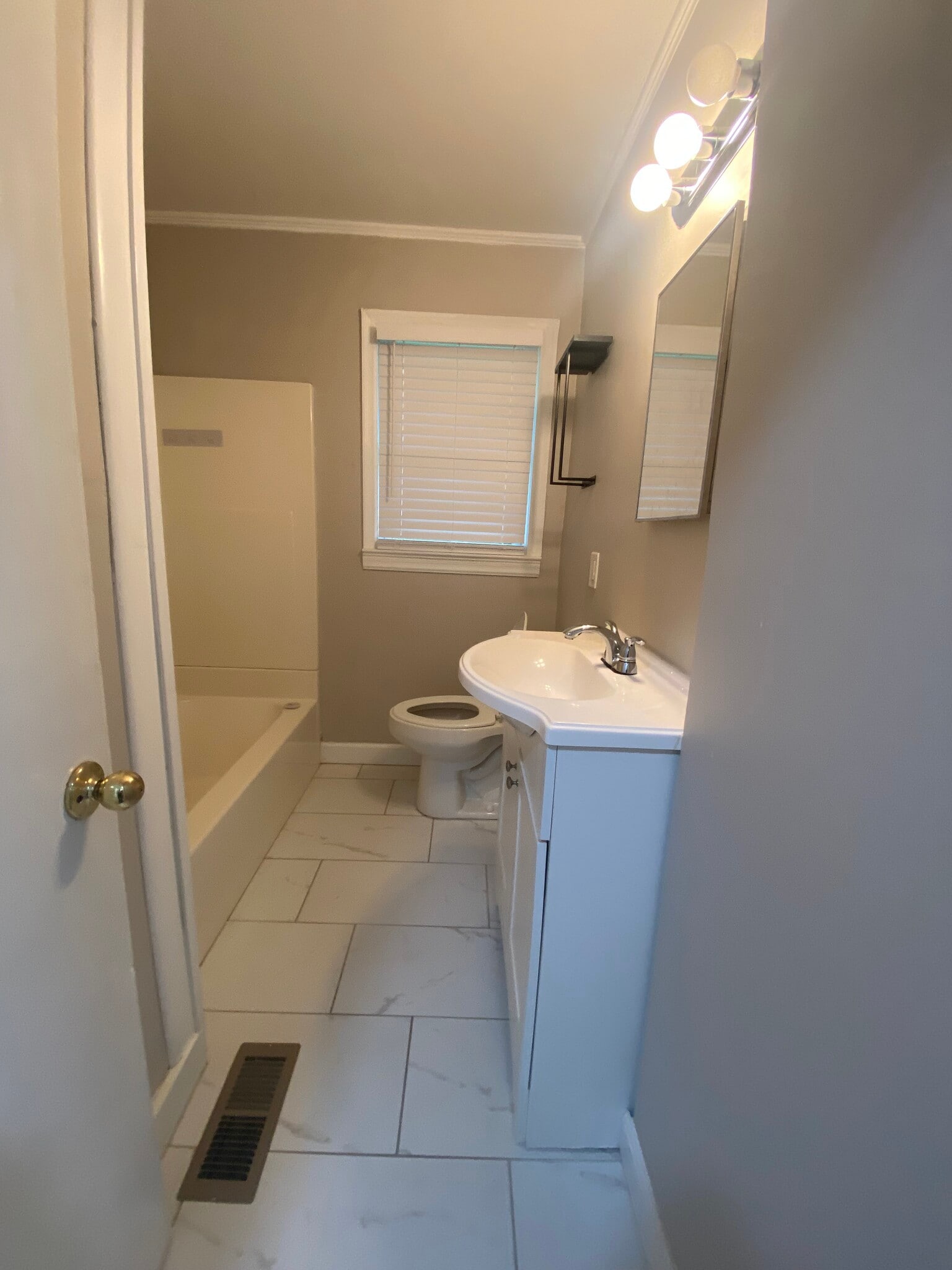 Full bath - 1021 Longbrook Dr