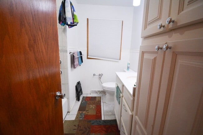 Building Photo - 3bed 2bath Available For Rent in Easy Access Area!
