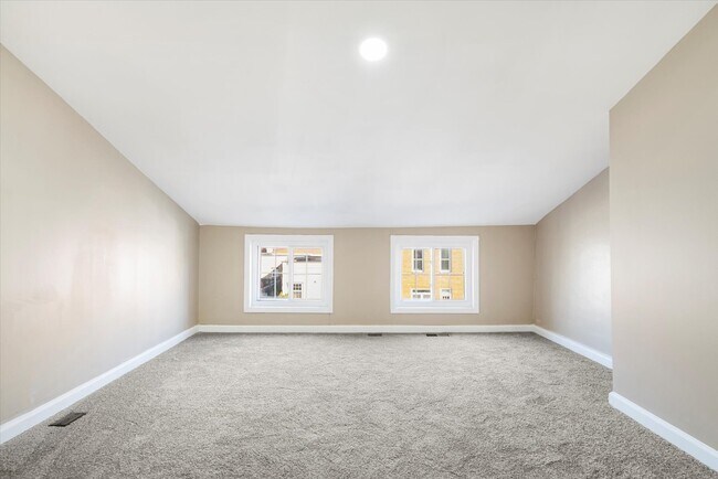 Building Photo - 424 S Eden St