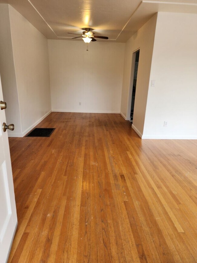 Building Photo - 3870