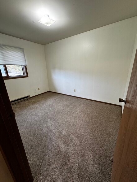 small bedroom - 833 Bridgewater Ave