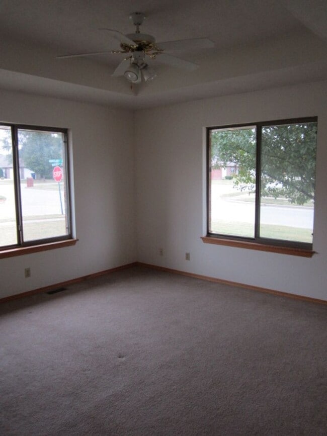 Building Photo - Awesome 2 bedroom duplex that is close everything!