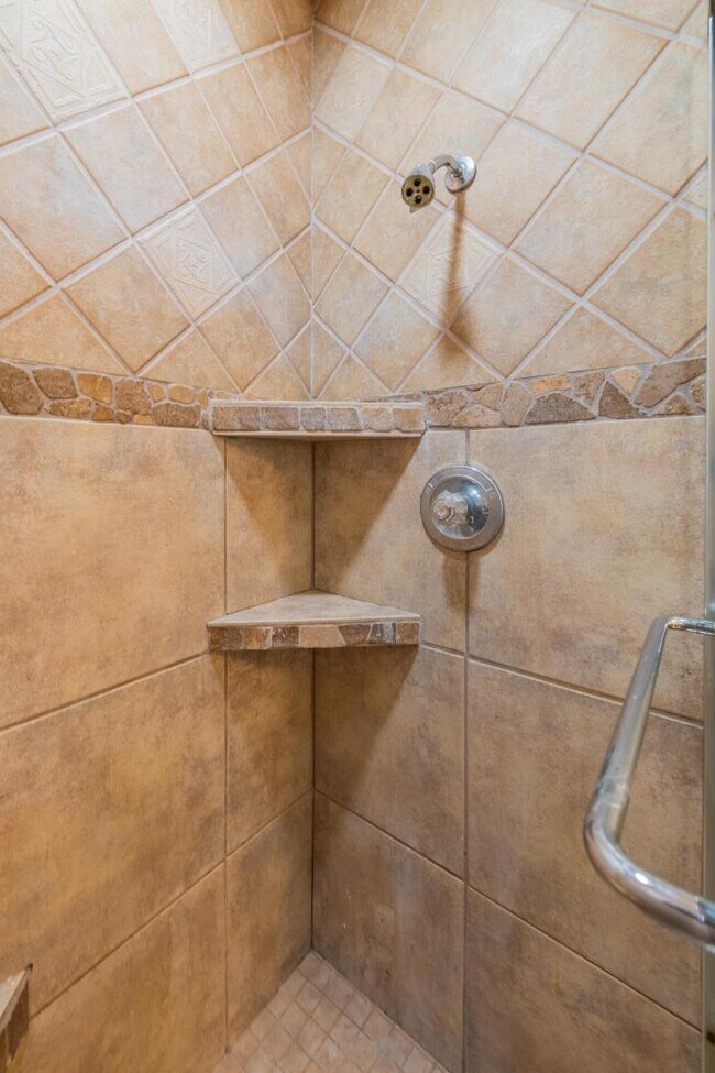 Building Photo - 7113 Welton Dr NE