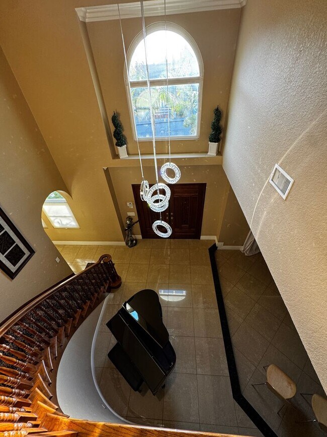 Building Photo - Custom Estate