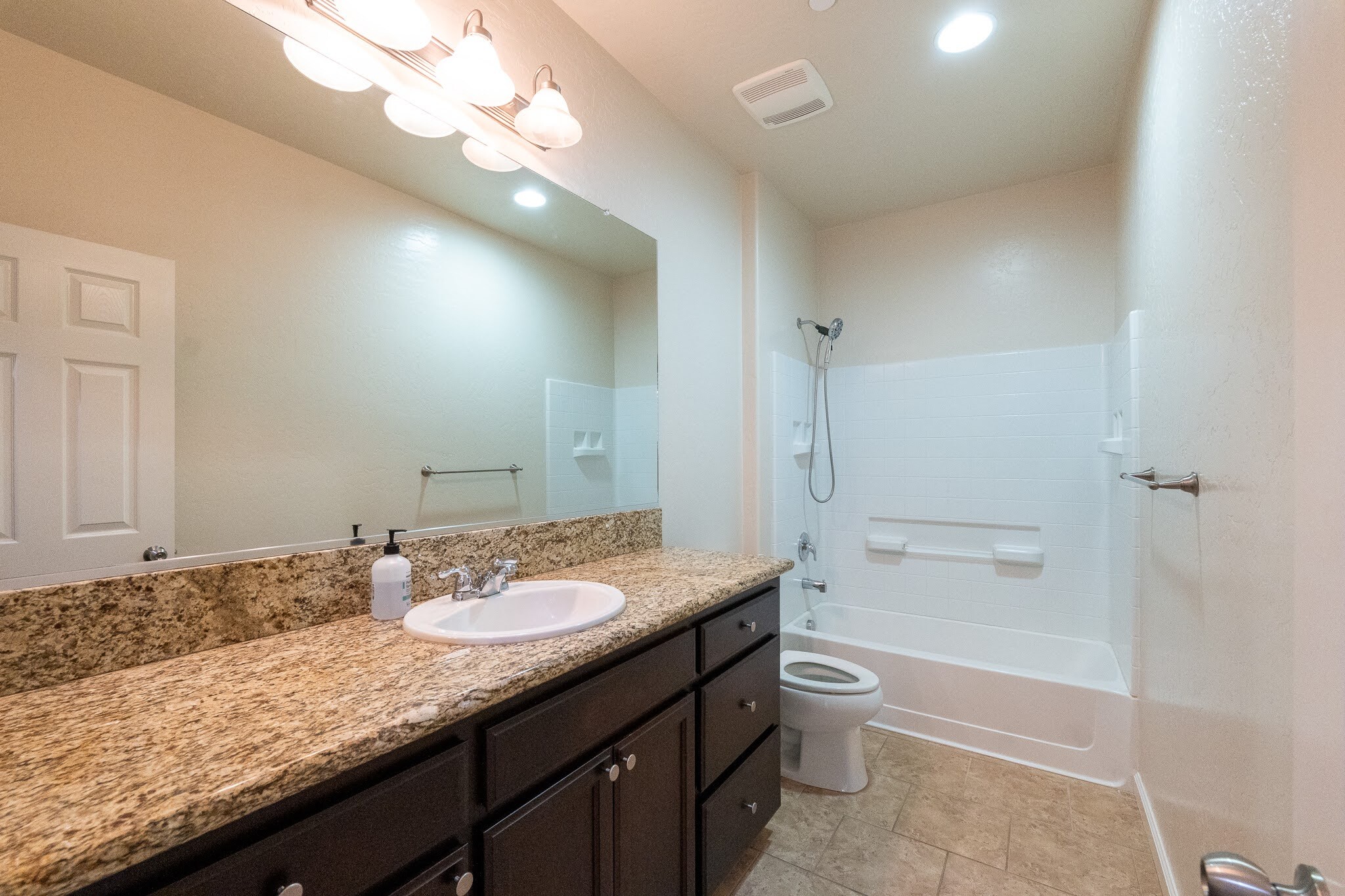 Building Photo - 3083 N Stanley Ave