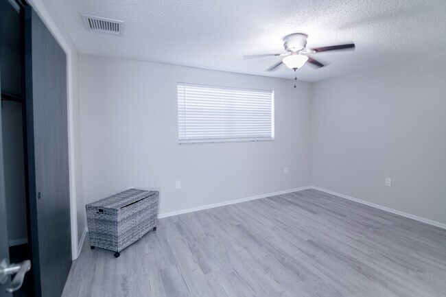 Building Photo - 6443 Lomand Ave