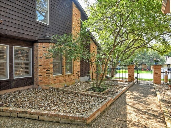 Building Photo - 8123 Forest Mesa Dr