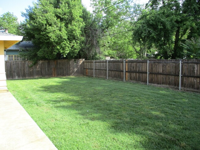 Building Photo - Cute Home Boasting Hardwood, close to Enloe and downtown Chico!