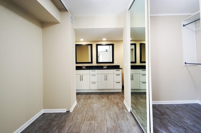 Building Photo - 1700 Embassy Dr