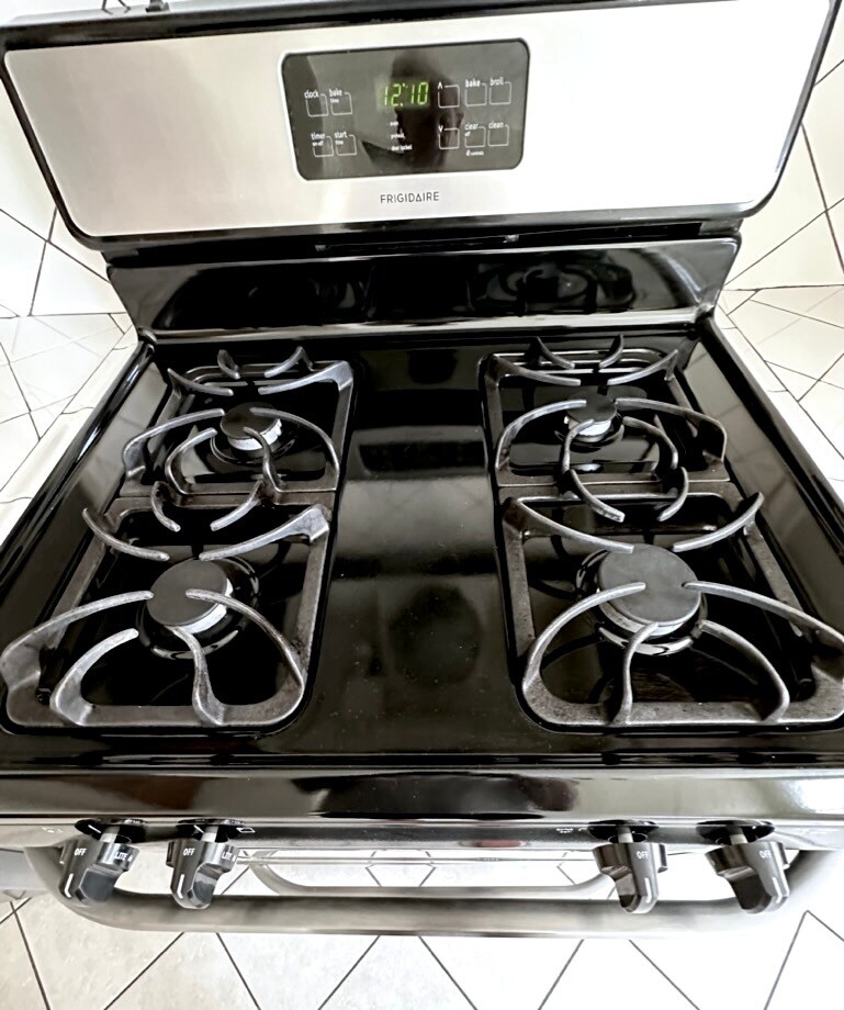 Chef's gas stove-high btu's - 1925 N Commonwealth Ave