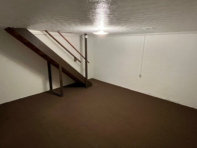 Basement rec room - 2929 Columbus St