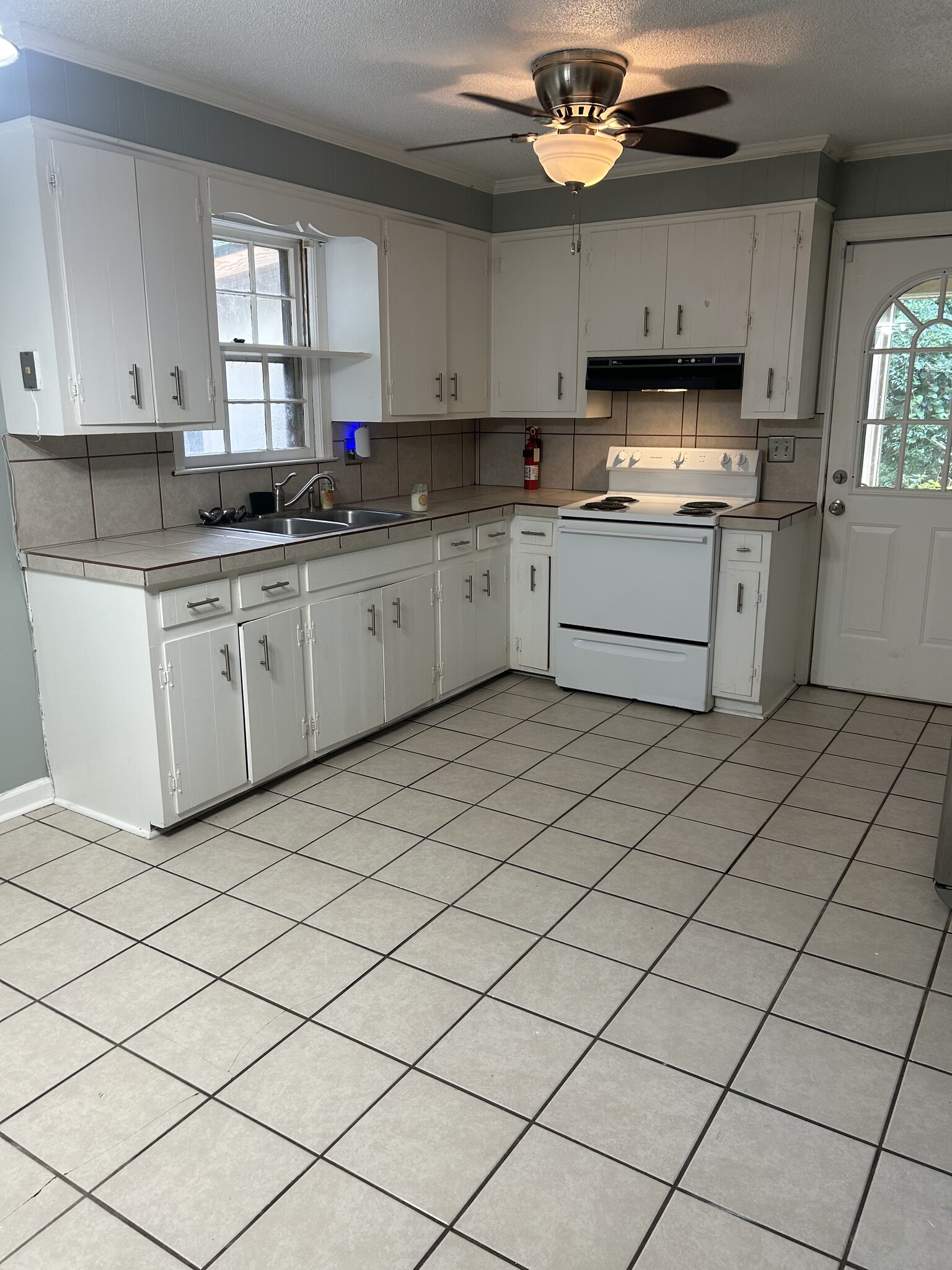 Building Photo - 3010 Skylark Dr