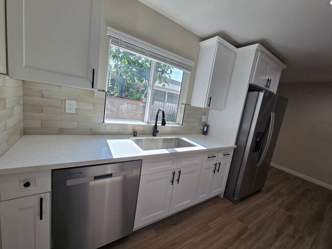 Building Photo - Newly Renovated 2023!! 4BD/2BA