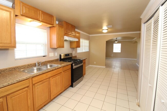 Building Photo - 709 N 12th Pl