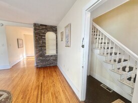 Building Photo - 986 Ash St