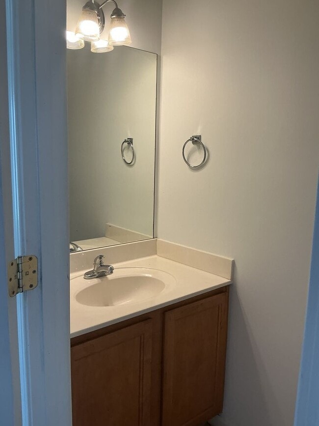 Building Photo - Move-In Ready 2-Bedroom Townhouse in the H...