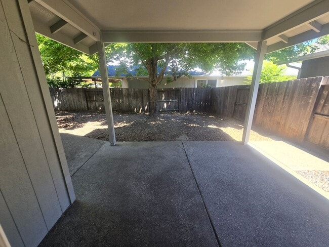 Building Photo - 3 bed 2 bath  Home for Rent in Grants Pass