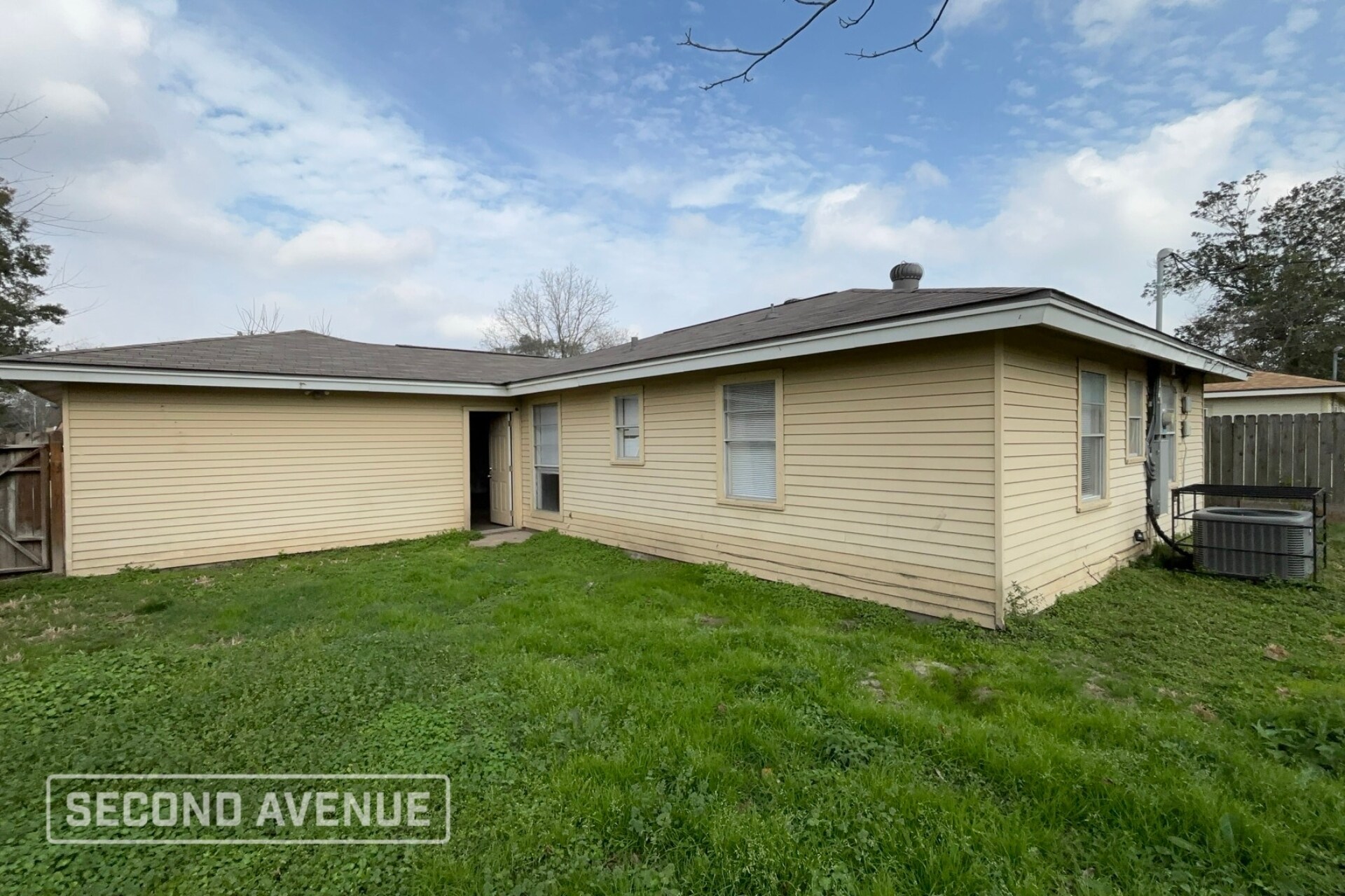 Building Photo - 3422 Hurlingham St