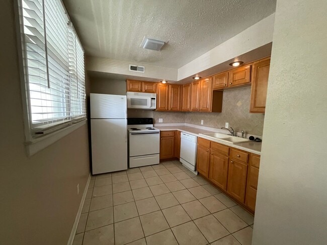 Building Photo - WALK TO STADIUM! CLOSE TO CAMPUS!