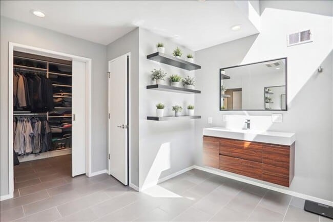 Building Photo - Uniquely located, and beautifully appointe...