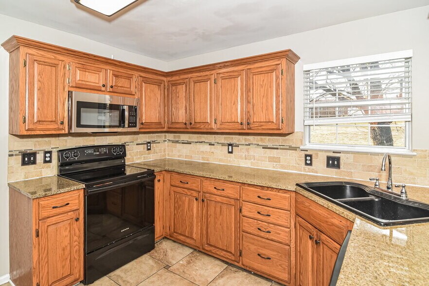 Building Photo - 2813 Louise Russell Dr