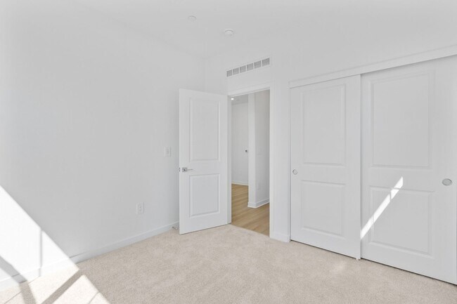 Building Photo - Modern Comfort & Style in Prime Ontario Location