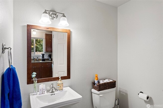 Building Photo - Lake Forest Park Duplex 2 bed/1.5 Bath