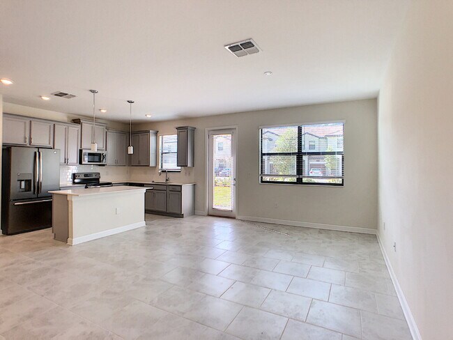 Building Photo - Gorgeous 4 bedroom townhome!