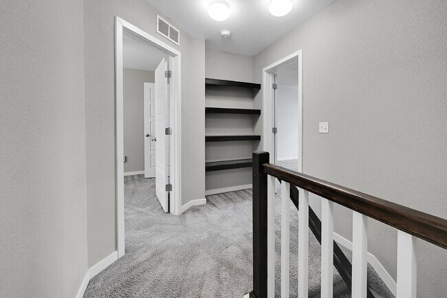 Building Photo - $2,350.00, 3 bed, 2.5 bath located in Colo...