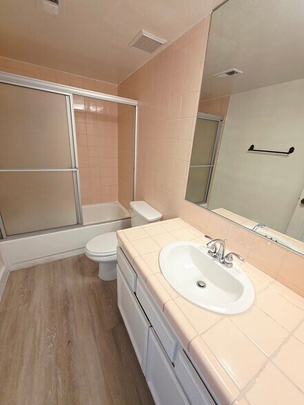 Building Photo - 12835 Kling St