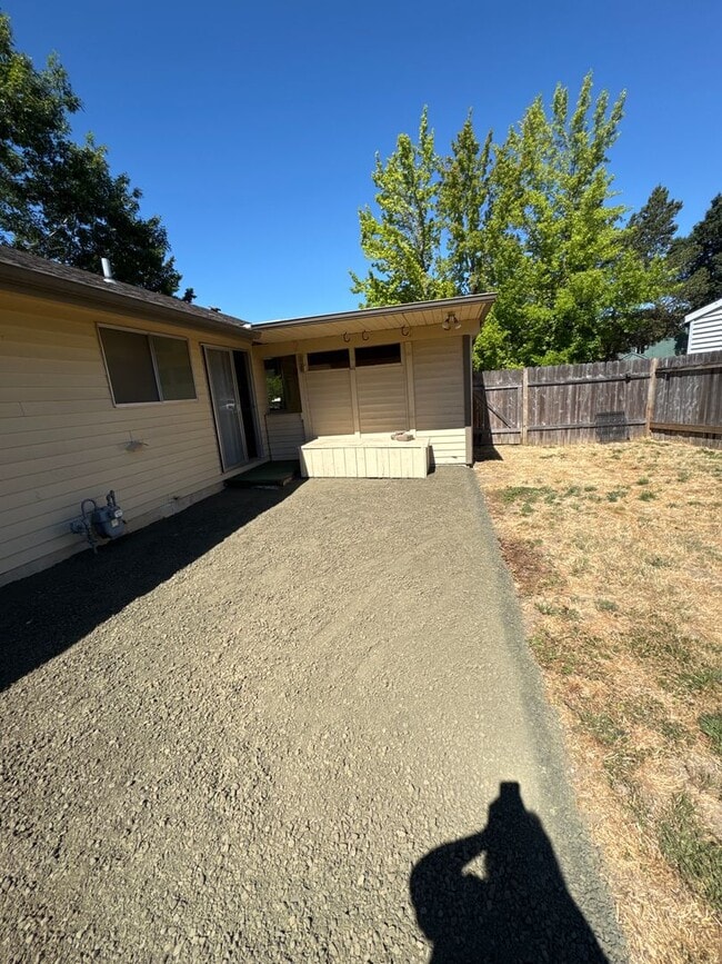 Building Photo - Cute 3 Bedroom 1 Bath in NW Corvallis! Sma...
