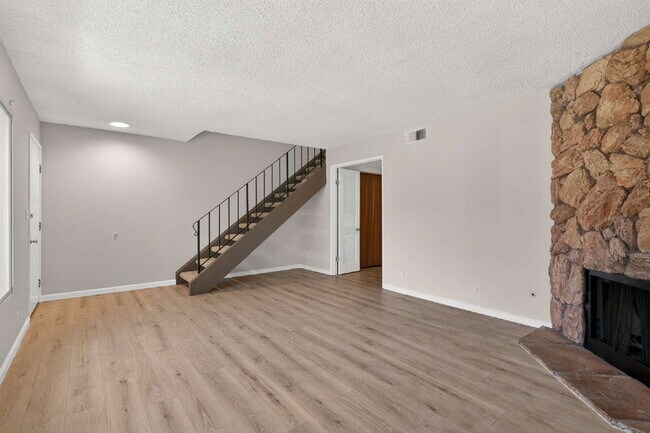 Building Photo - Spacious Condo in Santa Clara - Easy Commute!