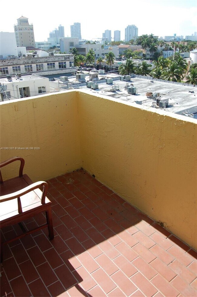 Building Photo - 1334 Collins Ave
