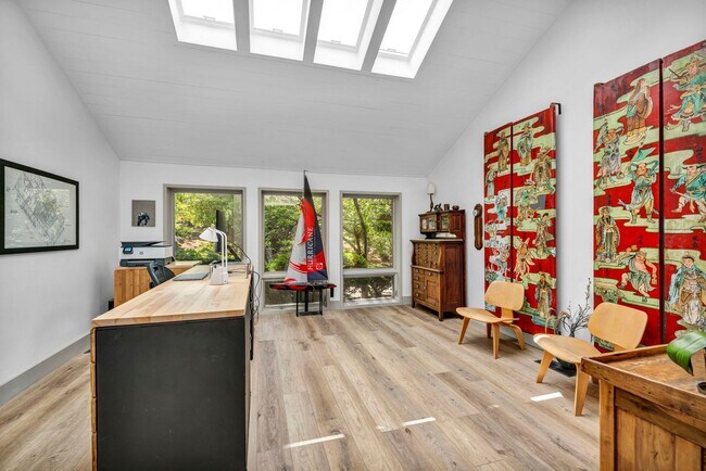 Building Photo - LAKEFRONT LUXURY ON LAKE STANLEY | FULLY FURNISHED + UTILITIES INCLUDED IN GUARDED LAKERIDGE SHORES