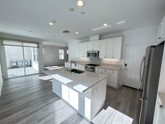 Building Photo - Stunning 4 Bedroom 3 Bath Plus Loft Home in Costa Mesa