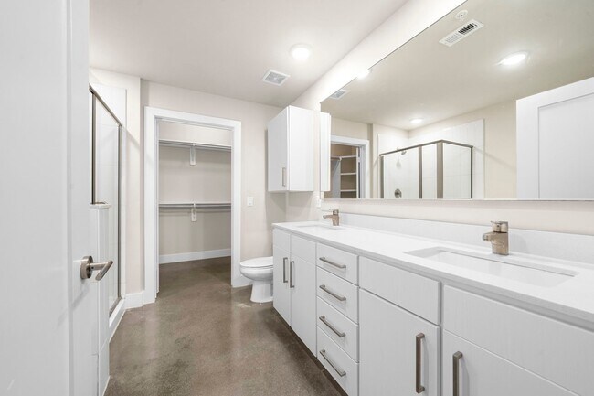 Building Photo - 1825 N San Jacinto Street Unit 641