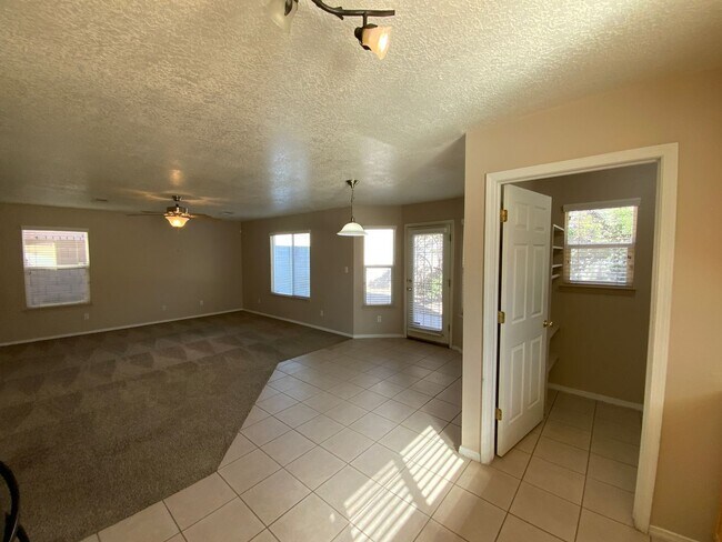Building Photo - 3 Bedroom Home Available Near Unser Blvd N...